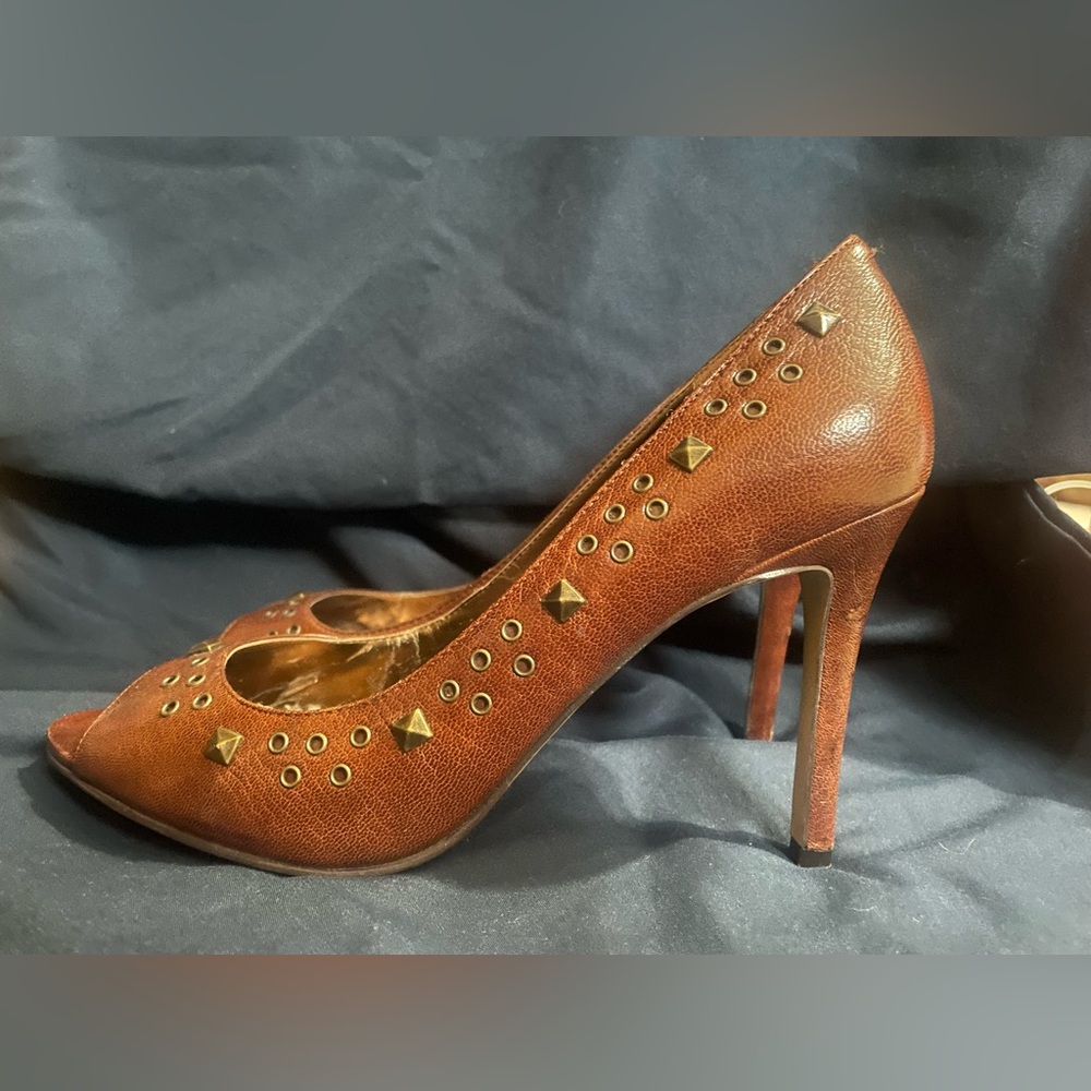Beautiful pair of brown Enzo Angiolini heels.
